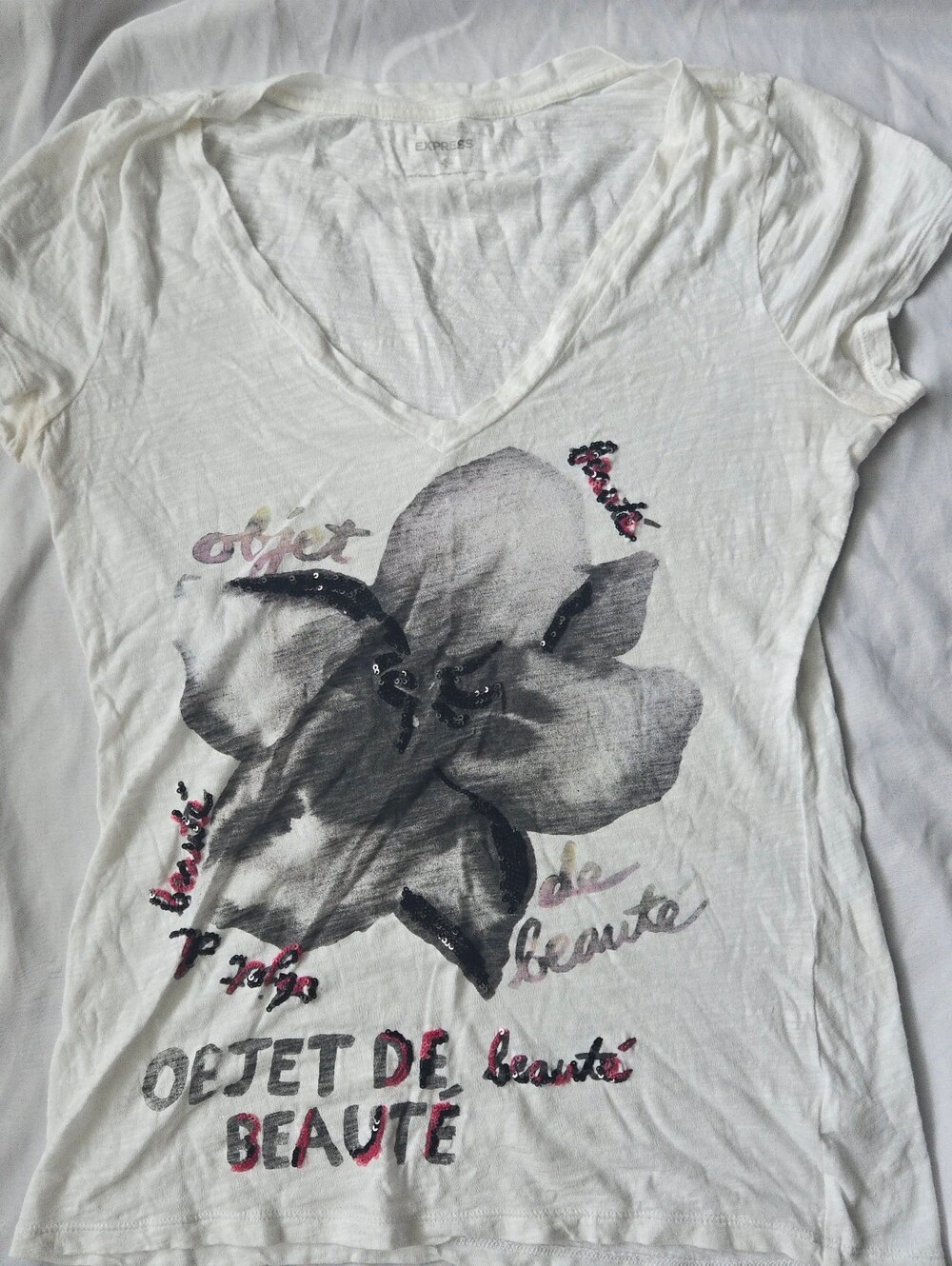 Express White V-Neck Floral Graphic Tee with Pink Blk Sequin "Objet de beaute" S